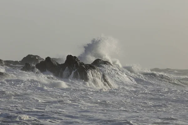 Gran Ola Que Cubre Las Rocas Costa Norte Portuguesa — Foto de Stock