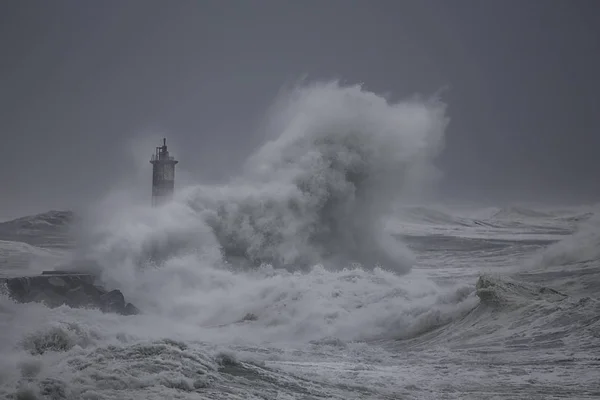 Seascape Zima Wielkie Morze Fala Splash Molo Beacon Północ Portugalii — Zdjęcie stockowe