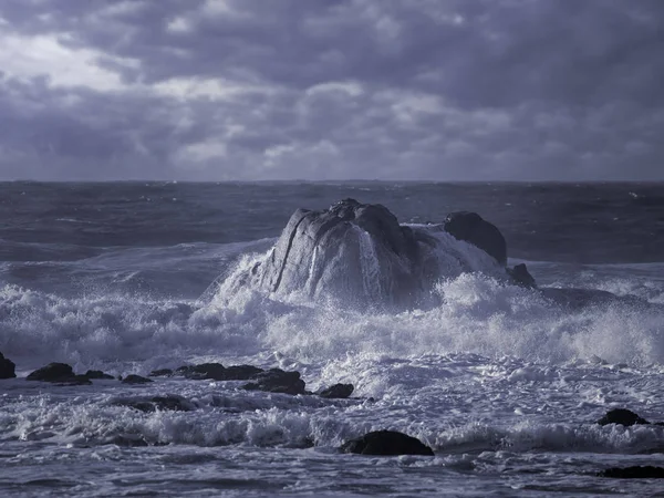 Scogliera Mare Una Sera Nuvolosa Invernale Concentrati Sulla Scogliera Blu — Foto Stock