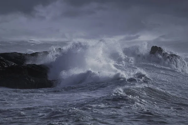 Téli Seascape Viharos Hullám Splash Szikla Fölött Északi Portugál Sziklás — Stock Fotó