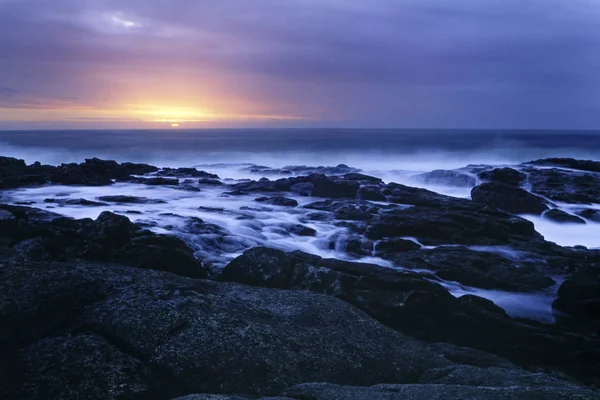 Portugál Seascape Naplementekor Hosszú Expozíció Folyó Víz Sziklák Között Analóg — Stock Fotó