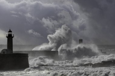 İskele ve deniz feneri, Douro nehir ağzı, porto, Portekiz üzerinde büyük fırtınalı dalga sıçrama. Gelişmiş gökyüzü.