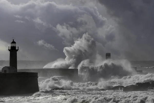 Stor Stormande Våg Stänk Över Piren Och Fyr Douro Floden — Stockfoto