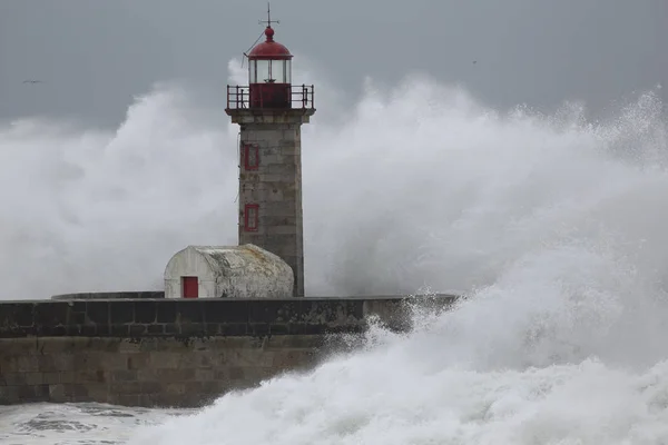 Stürmische Wellen Über Alten Leuchtturm Und Granitpier — Stockfoto