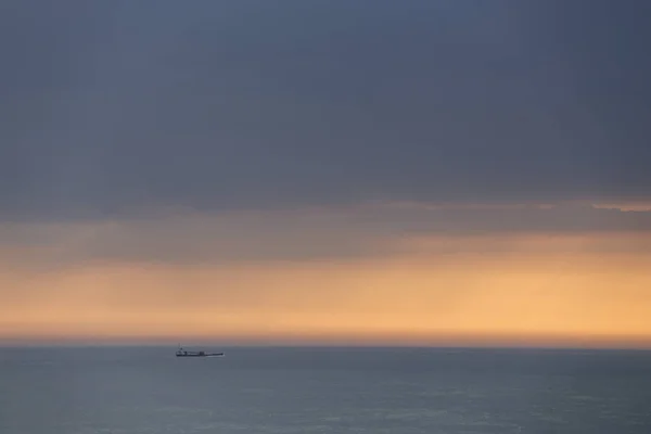 Minimalistische Zeegezicht Bij Zonsondergang Zien Van Een Schip Dredger Passerende — Stockfoto