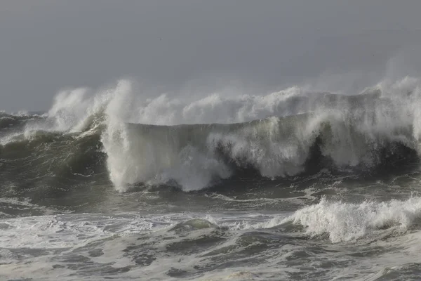 Gedetailleerde Grote Stormachtige Brekende Golf — Stockfoto
