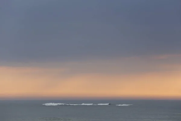 自然のシンプルな海 夕暮れ時のポルトガルの海岸 — ストック写真