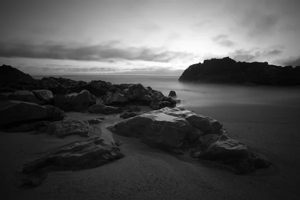 Preto Branco Exposição Longa Paisagem Marinha Rochosa Costa Norte Portuguesa — Fotografia de Stock