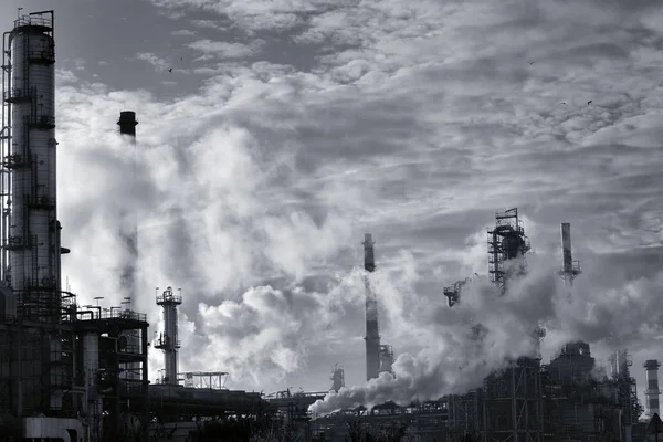 Parte Uma Grande Refinaria Petróleo Usina Meio Vapor Contra Céu — Fotografia de Stock