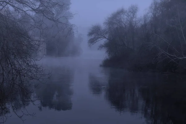 Misterioso Fiume Foresta Nebbiosa Notte Crepuscolo Vedendo Mulino Acqua — Foto Stock