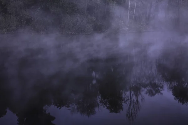 Тёмная Туманная Жуткая Река — стоковое фото