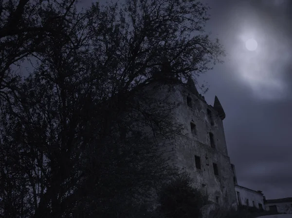 Raccapricciante Torre Medievale Una Notte Nuvolosa Luna Piena — Foto Stock