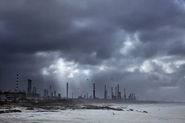 Grote Olieraffinaderij Door Zee Tegen Dramatische Hemel Voor Zware Storm — Stockfoto