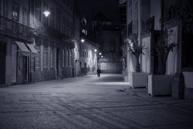 Gece, kuzeyinde Portekiz eski Braga sokak.
