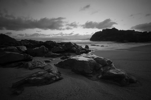 黄昏时 葡萄牙北部空旷的岩石海滩 — 图库照片