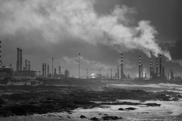 Refinaria Petróleo Junto Mar Antes Chuva Tempestade Preto Branco Convertido — Fotografia de Stock