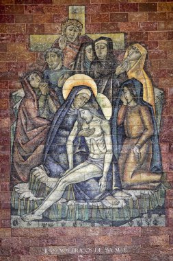 İstasyonları Haç: İsa'nın annesinin kollarında. Fatima'nın tapınak dışında Portekizce çinilerin bir panel.