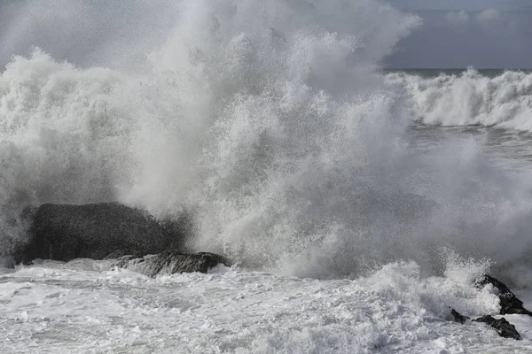 Gros Éclaboussures Vagues Brisant Contre Les Rochers Plage — Photo