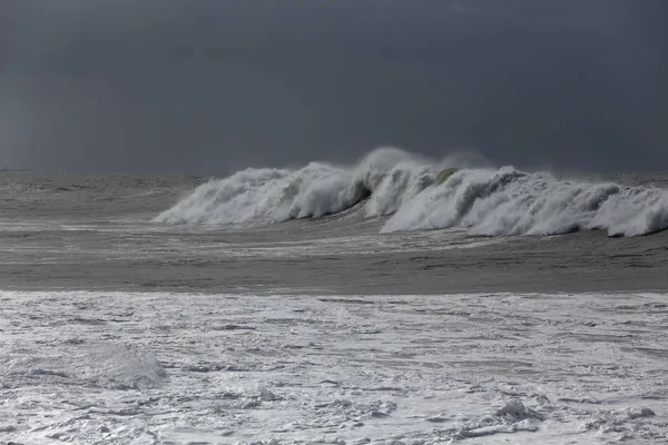 Előtt Eső Vihar Közeledik Strand Nagy Fehér Hullámok Látta Portugál — Stock Fotó