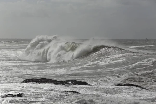 Большая Разрушительная Волна Северное Побережье Португалии Зимой — стоковое фото