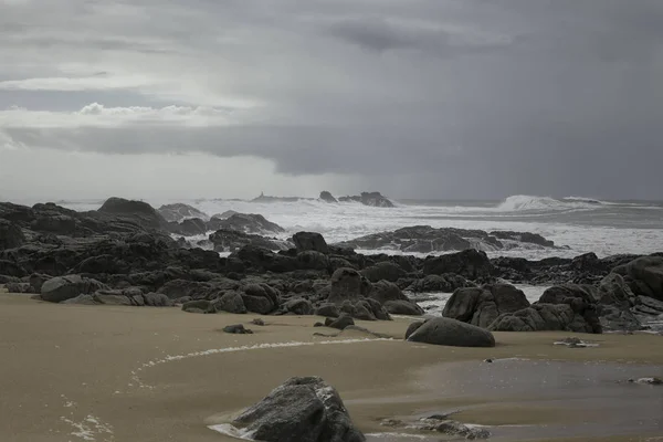 Grote Stormachtige Brekende Golven Een Noordelijke Portugese Lege Rotsachtige Strand — Stockfoto