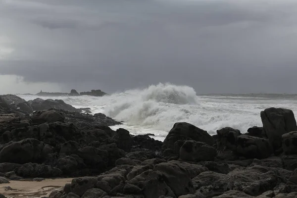 Büyük Fırtınalı Kırma Dalgalar Kuzey Portekiz Kayalık Sahil — Stok fotoğraf