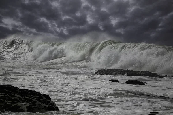 Bouřlivé Vlny Tříštící Pobřeží Severního Portugalska Vylepšené Obloha — Stock fotografie