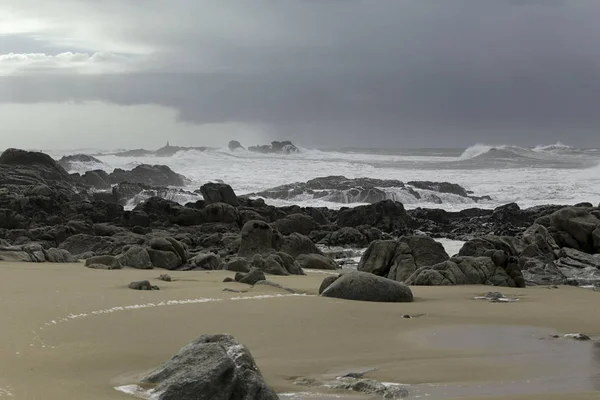 Nagy Viharos Törés Hullámok Egy Északi Portugál Üres Sziklás Strand — Stock Fotó