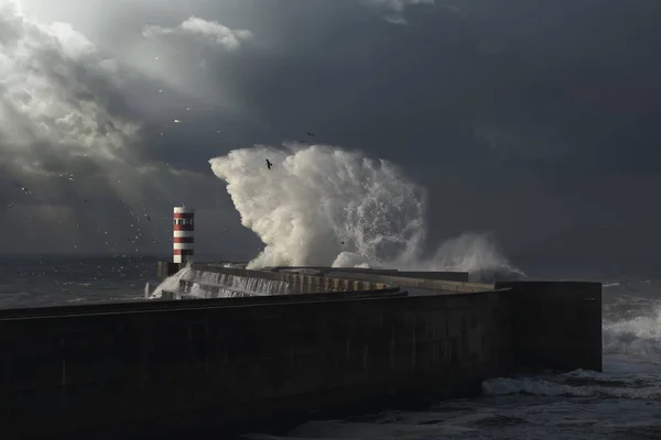 Temné Bouřlivé Den Ústí Řeky Douro Paprsky Velké Moře Vlna — Stock fotografie