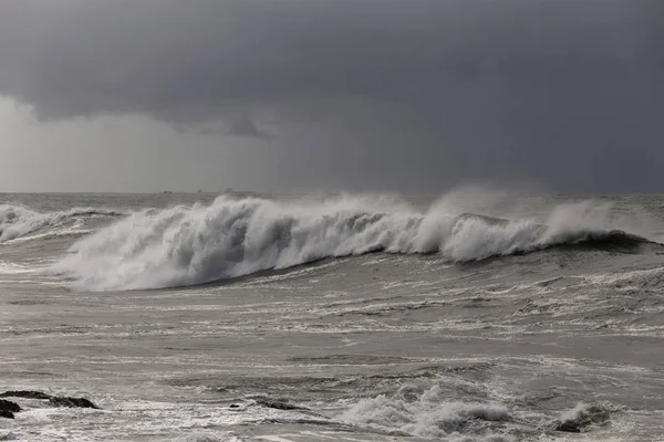 Grande Onda Vento Contra Céu Chuvoso — Fotografia de Stock