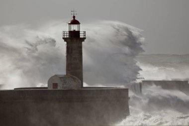 Yumuşak baclit büyük dalga sıçrama. Eski Douro nehir ağzı deniz feneri ve İskelesi.