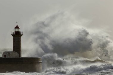Yumuşak baclit büyük dalga sıçrama. Eski Douro nehir ağzı deniz feneri ve İskelesi.