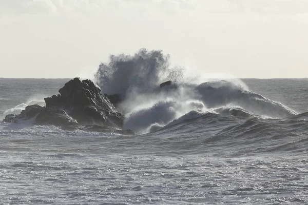 Stormachtige Zee Golven Kliffen Uit Noordelijke Portugese Kust Zachte Backlit — Stockfoto