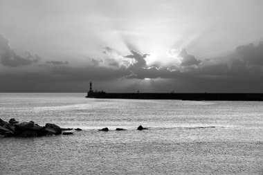 Nehir Ave günbatımı girişinde, Vila Conde, Portekiz var. Dönüştürülen siyah ve beyaz.