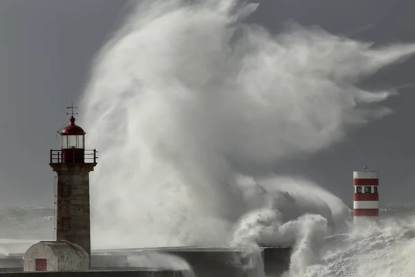 Bouřlivé Moře Vlna Splash Větrem Spreji Staré Nové Severní Majáky — Stock fotografie