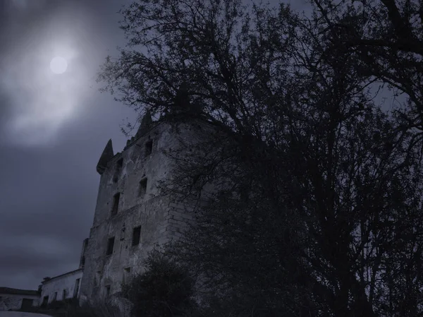 Raccapricciante Torre Medievale Una Notte Nuvolosa Luna Piena — Foto Stock