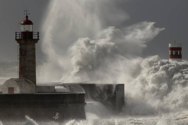 Douro nehir ağzı Helena fırtına sırasında kaba deniz.