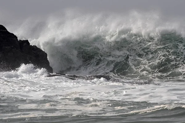 Grandes Ondas Mar Dia Tempestuoso Mas Ensolarado Costa Rochosa Norte — Fotografia de Stock