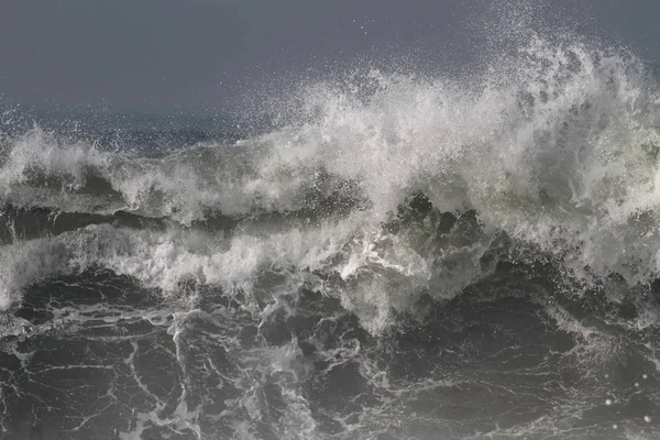 Долаючи хвилі крупним планом — стокове фото