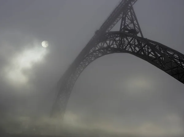 Ponte de ferro velha no nevoeiro — Fotografia de Stock