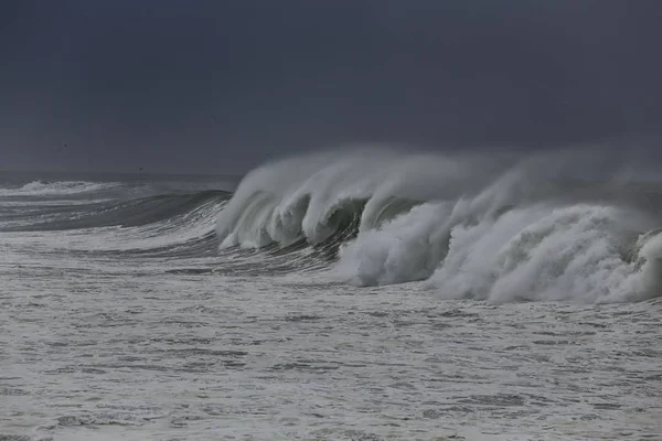 Långa sea wave med vind spray — Stockfoto