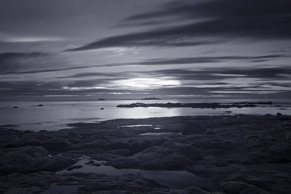 Longue exposition depuis une plage de rochers le soir — Photo