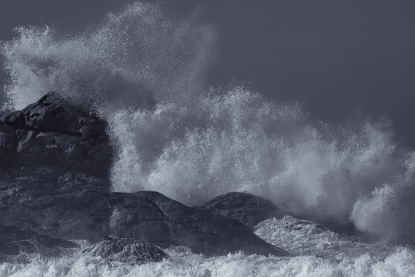 Grande onda spruzzata, in blu — Foto Stock