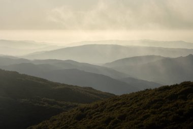 Gün batımında dağ katmanları