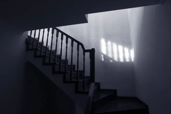 Gruselige Treppe zum Dachboden — Stockfoto