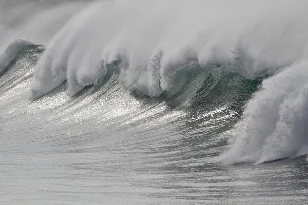 Rompiendo olas marinas con spray de cerca —  Fotos de Stock