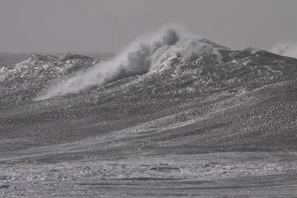 Tormenta rompiendo olas — Foto de Stock