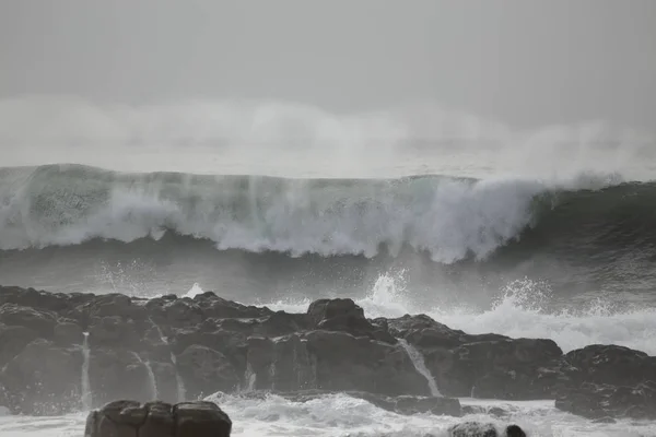 Quebrando onda do mar com spray — Fotografia de Stock
