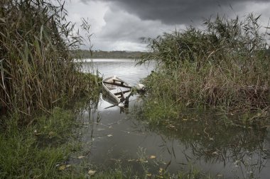 Göl batık geleneksel ahşap tekne