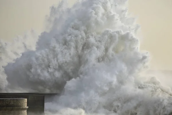 Grande vague orageuse éclaboussure — Photo